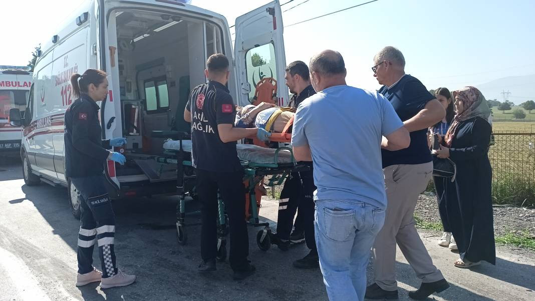 Tır ile servis midibüsü kafa kafaya çarpıştı: 1'i ağır 26 yaralı - Resim: 28